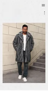 Détail de manteau en fausse fourrure de renard argenté pour homme avec revers élégant d'hiver