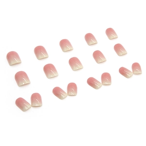 Faux ongles carrés courts avec dégradé rose et finition brillante sur fond blanc