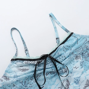 Detail von V-Ausschnitt-Spitze und schwarzer Satinschleife am Camisole-Top