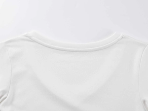 Vue macro détaillée des coutures du col en V blanc sur ce t-shirt en modal doux