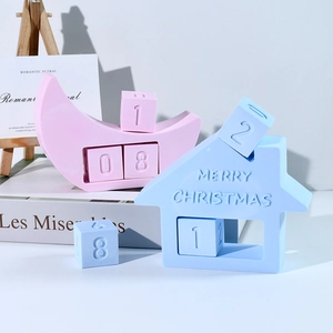 Détail de moules en résine lune et maison de Noël avec blocs de calendrier perpétuel