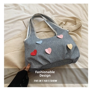 Détails du sac cabas en denim avec patchs cœurs colorés en 3D et bordures argentées
