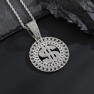 Gros plan du pendentif signe dollar argenté avec bordure cubaine et chaîne corde