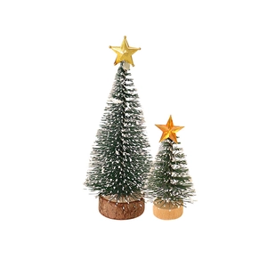 Miniatur-Weihnachtsbäume in Grün mit Goldschnee und Holzsockel für Dekoration