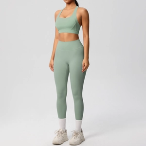 Vista detallada del conjunto de sujetador deportivo de alto impacto y leggings verde frijol