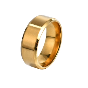 Détail du fini mat brossé doré et de la surface intérieure polie sur la bague en acier