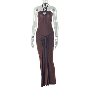 Detail der Taillenschnürung an einem braunen Neckholder Slim Fit Maxikleid