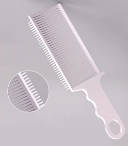 Vue détaillée du peigne de coiffure gris avec dents fines et poignée antidérapante