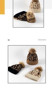 Gros plan de bonnets en tricot léopard avec pompons en fourrure en trois couleurs
