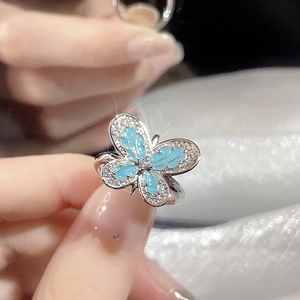 Silberner Schmetterlingsring mit blauer Emaille und Kristallen in der Hand