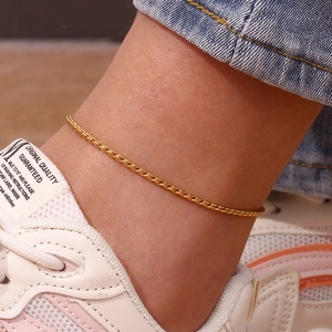 Detail der goldenen Mikro-Pave-Fußkette mit minimalistischer Textur und Metallfinish