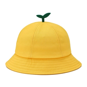 Chapeau bob en coton jaune pour enfants avec décoration de jeune pousse verte