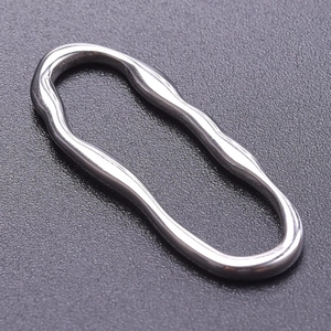 Detailaufnahme des wellenförmigen 304 Edelstahlrings mit poliertem Silberfinish auf Schwarz