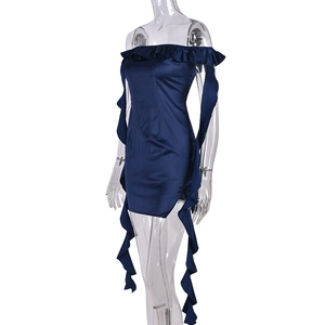 Dettaglio mini abito in raso blu navy con scollo a balze e spacco laterale sulla gonna