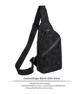 Detailsicht der Camouflage-Schultertasche in Schwarz mit Gurt und Reißverschlüssen