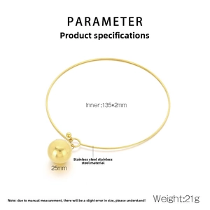 Détail du collier en acier inoxydable doré 135mm avec pendentif boule creuse de 25mm
