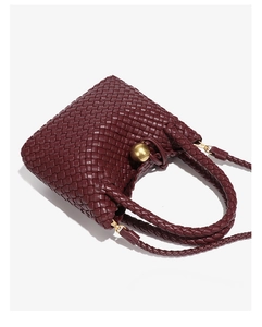 Bordeauxrote geflochtene Ledertasche mit goldener Metallkugel, vintage Umhängetasche für Damen.