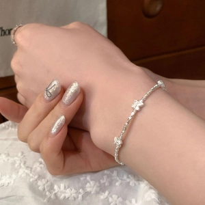 Elegante zilveren vlinder armband voor dames met delicaat uitgehold metalen vakmanschap