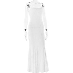 Vue détaillée d'une robe en dentelle blanche sans manches avec coupe ajustée et motif élégant
