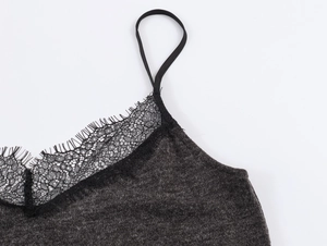 Gros plan du tissu tricoté gris foncé avec bordure en dentelle noire sur le débardeur