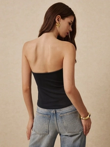 Sexy zwarte off-shoulder tube top met strikdetail, achteraanzicht op een model