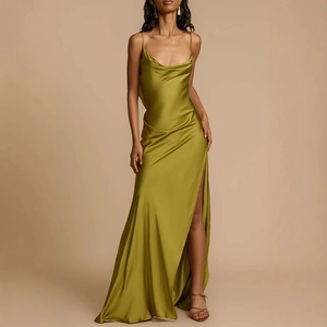 Elegantes olivgrünes Satin-Maxikleid mit Wasserfall-Ausschnitt und Seitenschlitz