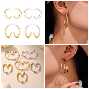 Détail de boucles d'oreilles polies en forme de C bicolores avec finition or 18 carats