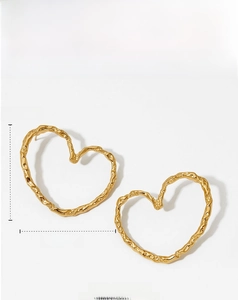Detail view of large gold hammered heart earrings with size 35x44mm and weight 14.3g