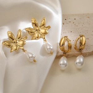 Orecchini floreali e geometrici placcati oro 18K con eleganti pendenti di perle