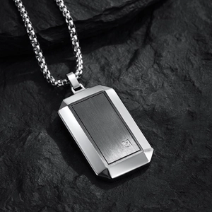 Collier homme en acier argenté avec pendentif brossé noir et pierre sur roche