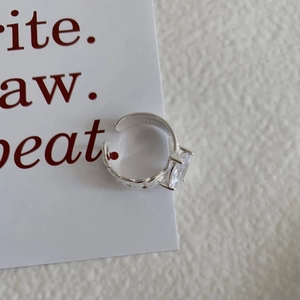 Minimalist 925 sterling silver ring with square zircon and chain texture on band