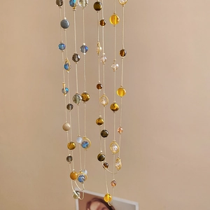 Detailansicht der böhmischen Kristallperlen und Metallringe an einer langen Kette