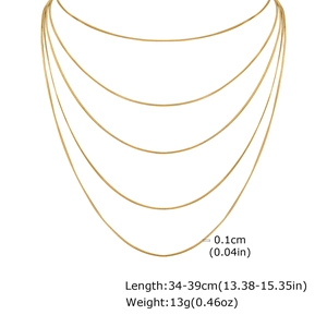 Détail de la chaîne serpent dorée de 0,1 cm montrant la texture et la longueur