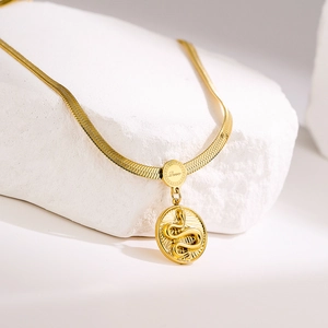 Collana in acciaio placcato oro 18K con ciondolo serpente e targhetta Love su pietra
