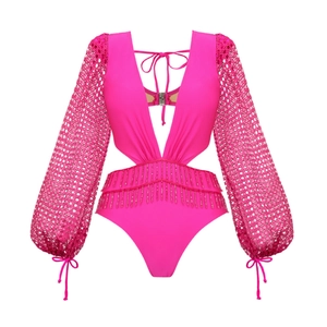 Détails du maillot de bain rose fuchsia avec franges perlées et manches crochet