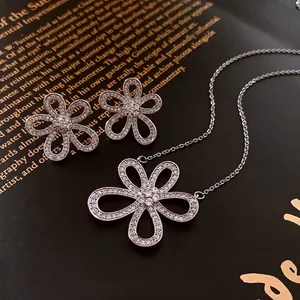 Boucles D Oreilles Fleur Creuse Zircon Incrusté Bijoux En Cuivre Avec Tige En Argent Élégant Style Vintage Pour Femmes
