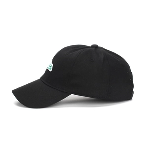 Casquette de baseball en coton noir avec broderie de lettres vertes et blanches, vue latérale