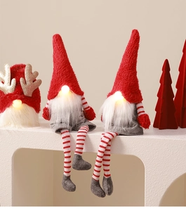 Vue détaillée de nains de Noël rouges avec lumières LED sur un présentoir blanc
