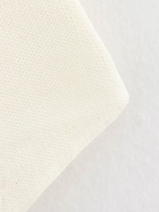 Nahaufnahme von elegantem cremeweißem Strickgewebe mit feinen Strickdetails