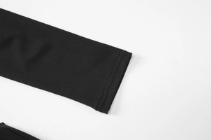 Détail de la manchette noire à manches longues avec coutures à double surpiqûre