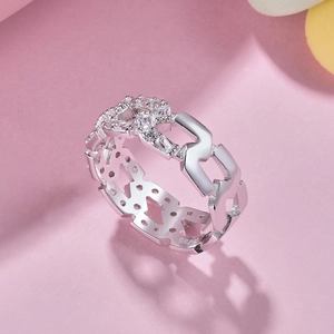 Gros plan sur bague en argent massif S925 avec zircons clairs et poinçon d'authenticité