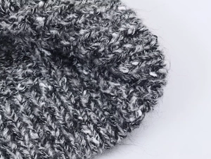 Vue détaillée de la texture tricotée gris chiné doux avec des fibres de laine duveteuses