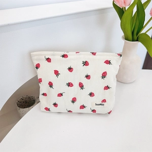 Détail du sac en velours côtelé avec imprimé fraises, fermeture éclair et étiquette