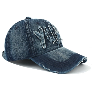 Détail de la casquette de baseball en jean délavé avec patch brodé NYC blanc style