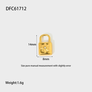 Détails d'un pendentif serrure doré avec dimensions de 14mm et poids de 1,6g