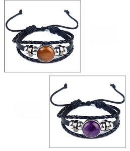Détail de bracelets en cuir tissé main avec pierres de cristal œil de tigre et améthyste