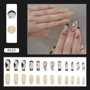 Detail van lange ballerina kunstnagels met zwarte lijnen en gele zandgolfpatronen