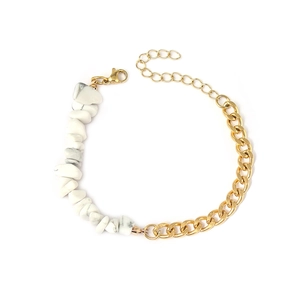 Détail du bracelet avec pierres naturelles blanches et maillons en acier inoxydable doré