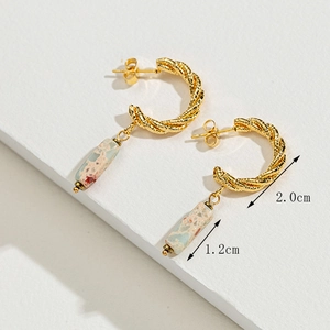 Dettaglio di orecchini a C a spirale in oro 14k con pendenti in pietra verde e misure