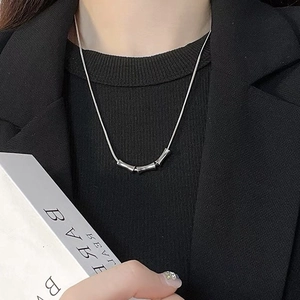 Minimalistische silberne Halskette mit Anhänger an einem Model in einem professionellen Studio